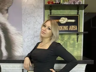 LinetteBenson camshow live livejasmin
